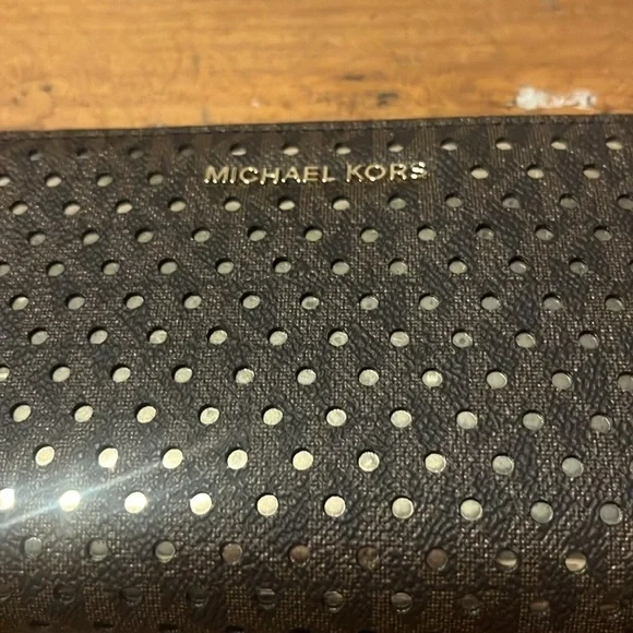 NWT Michael Kors Laser Cut Wallet /Wristlet - Picture 2 of 8